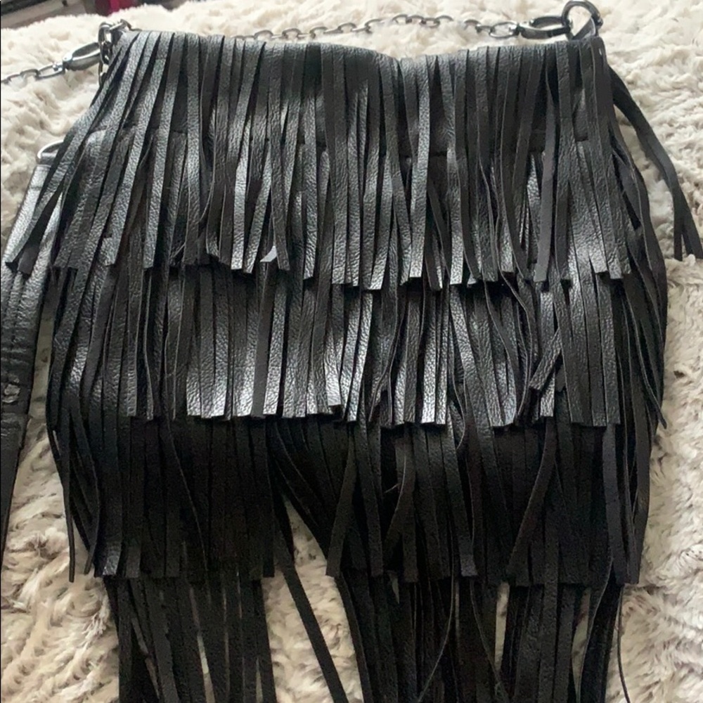 Madden girl crossbody w/gun metal strap